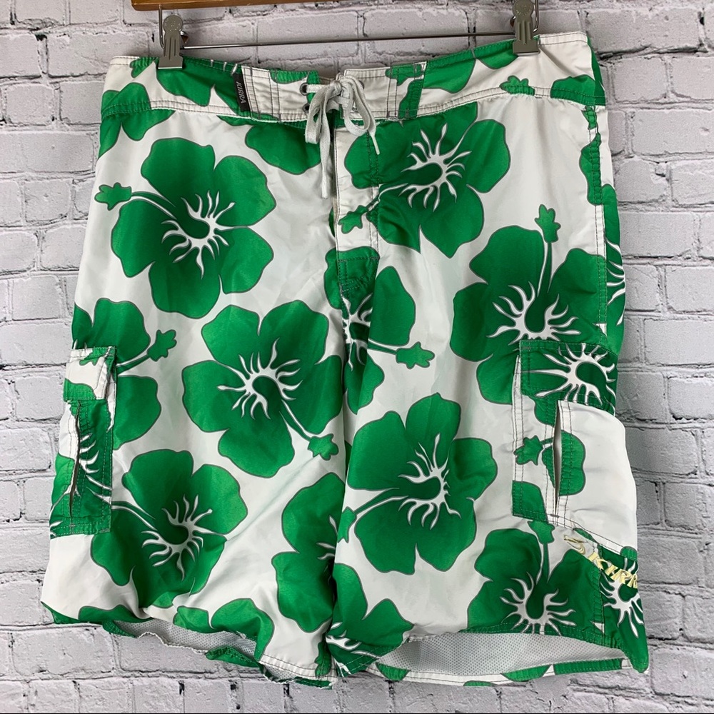 Kirra Swim Trunks /‎ Board Shorts White w/ Green